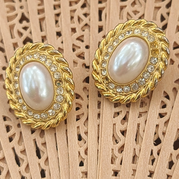 Vintage Jewelry - Clip on Earrings